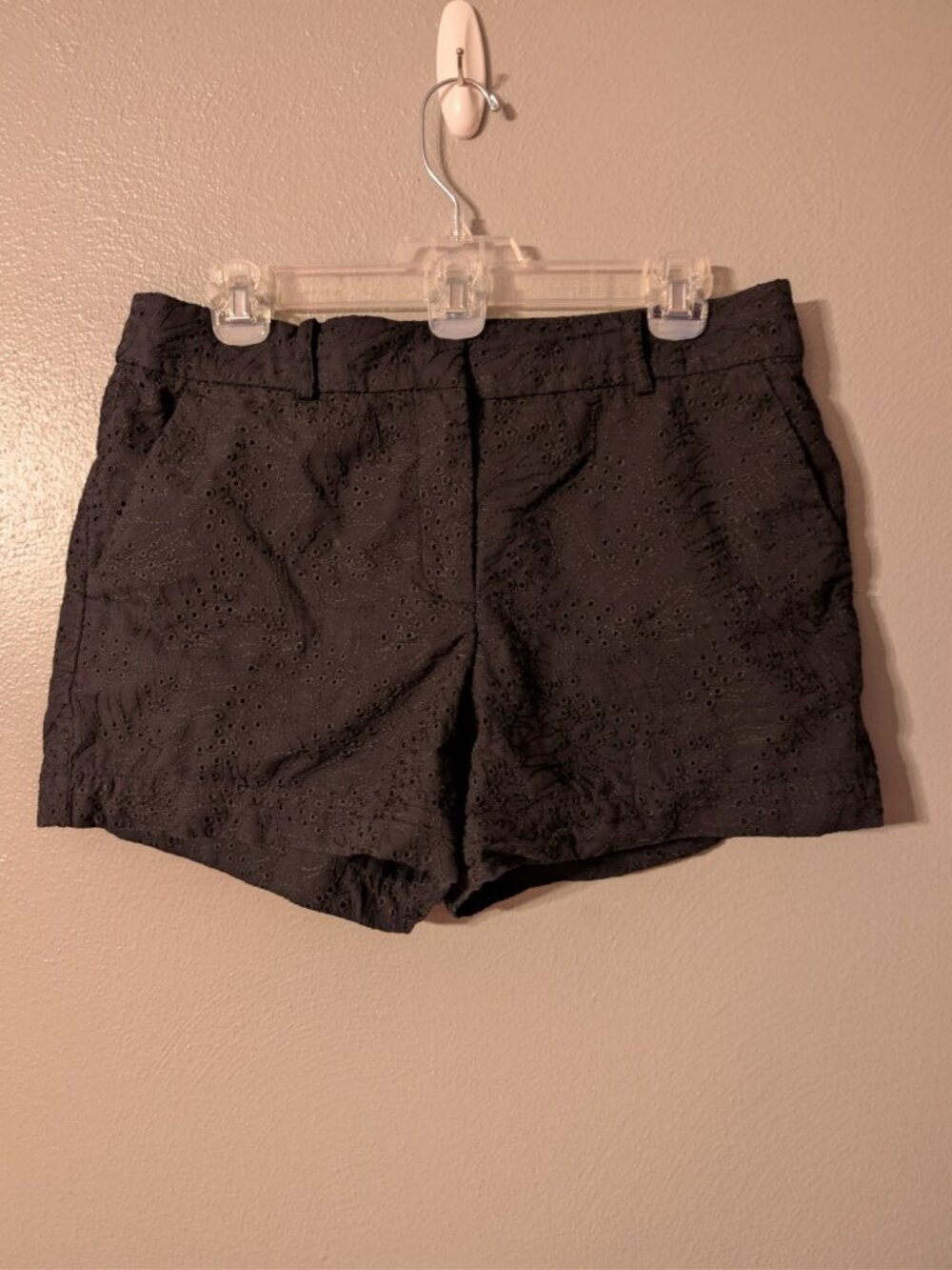 LOFT Riviera Shorts Women's Size 8 Black Cotton Eyelet Embroidered Floral Summer - Picture 2 of 9